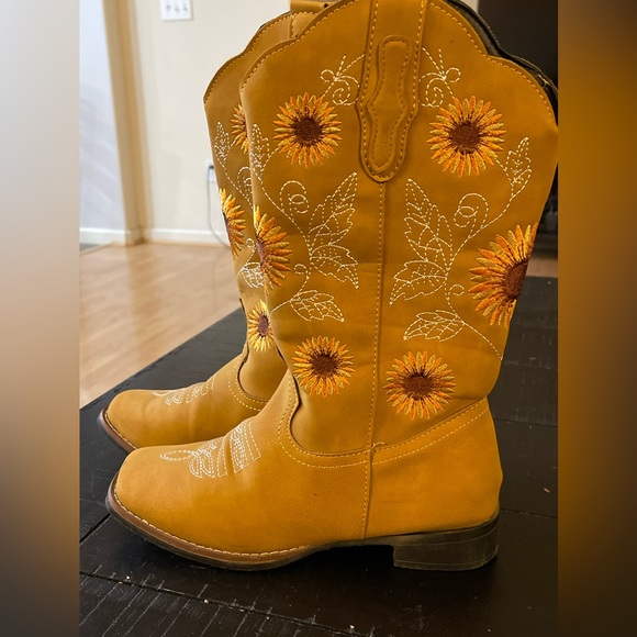 Women’s Sunflower Boots - Picture 2 of 4